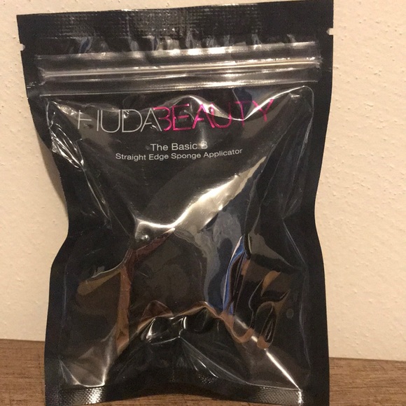 HUDA BEAUTY Other - HUDA Beauty Sponge Applicator